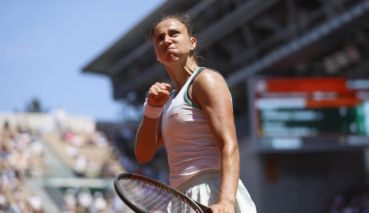 Petenis Spanyol, Sara Sorribes Tormo melakukan selebrasi setelah mencetak poin saat melawan petenis Brasil, Beatriz Haddad Maia pada laga putaran keempat Prancis Terbuka 2023 di Roland Garros, Paris, 5 Juni 2023. (AP Photo/Jean-Francois Badias)