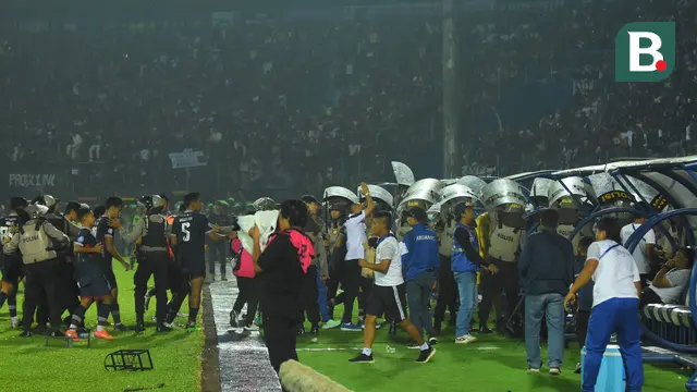 Foto: Suasana Mencekam Kericuhan usai Laga Arema FC Vs Persebaya Surabaya Pada Laga Lanjutan BRI Liga 1 2022/2023