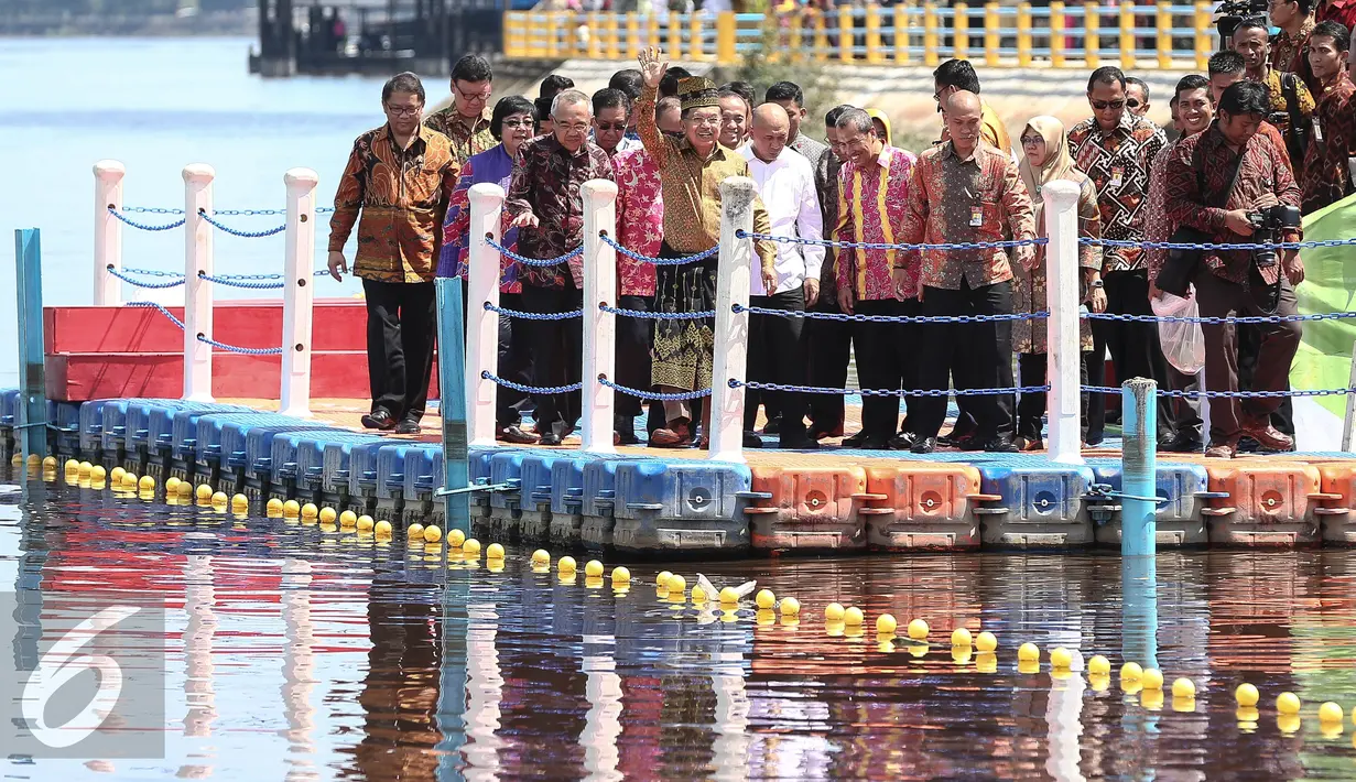 Wapres Jusuf Kalla menyapa para nelayan usai pelepasan benih ikan patin di Sungai Siak, Riau, Jumat (22/7). Puncak Hari Lingkungan Hidup Nasional 2016 ini diikuti oleh 300 sampan dan mengangkat tema "Go Wild for Life". (Liputan6.com/Faizal Fanani)