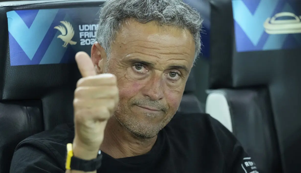 Pelatih PSG, mengacungkan jempol saat laga laga final UEFA Super Cup melawan Tottenham Hotspur yang berlangsung di Bluenergy Stadium, Udinese, Italia, Rabu (13/08/2025) waktu setempat. (AP Photo/Darko Bandic)