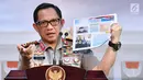 Kapolri Jenderal Tito Karnavian menunjukkan sketsa tersangka kasus penyerangan Novel Baswedan usai pertemuan tertutup dengan Presiden RI Jokowi di Istana, Jakarta, Senin (31/7). (Laily Rachev/Biro Pers Setpres)