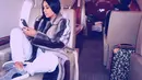 Sambil main handphone di jetnya, Kim Kardashian tetap memilih untuk fashionable nih! Mana gaya favoritemu? (instagram/kimkardashian)