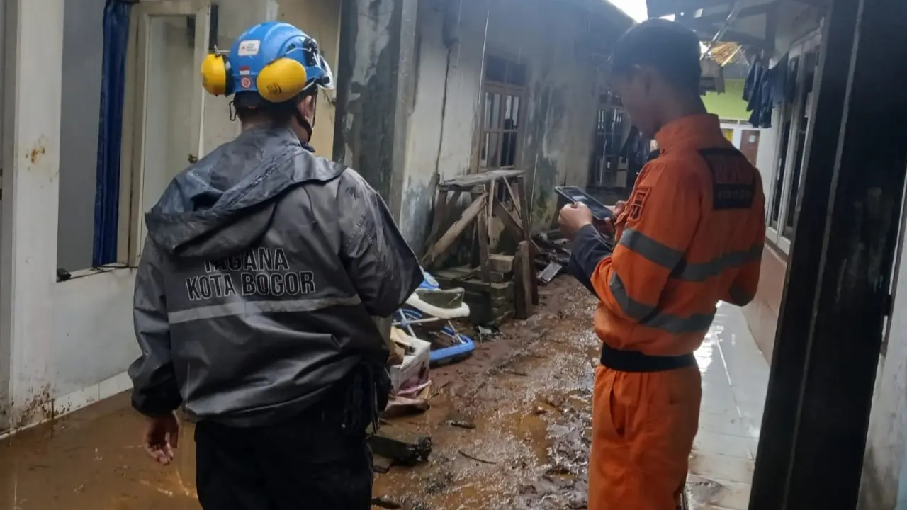 Tim BPBD Kota Bogor memantau rumah warga yang terdampak banjir.