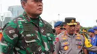 Panglima TNI Laksamana TNI Yudo Margono (kiri) dan Kapolri Jenderal Listyo Sigit Prabowo saat mengecek pasukan dalam apel Operasi Lilin 2022 di Monas, Jakarta, Kamis (22/12/2022). Kabid Humas Polda Metro Jaya Kombes Endra Zulpan mengatakan Operasi Lilin 2022 digelar selama 11 hari. (Liputan6.com/Angga Yuniar)