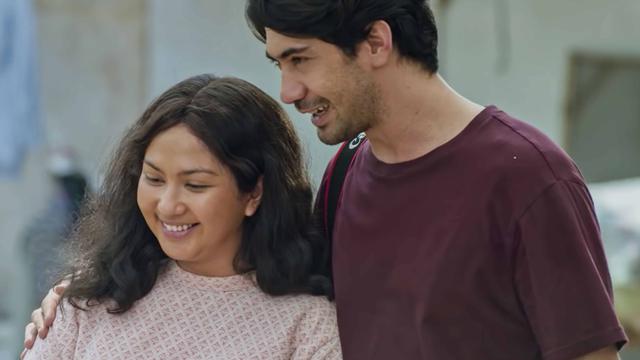 Jessica Mila dan Reza Rahadian dalam film Imperfect. (Foto: Dok. Starvision Plus)