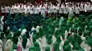 Sejumlah umat muslim saat mengikuti acara Silaturahmi Nasional Ulama Rakyat, Jakarta, Sabtu (12/11). Acara ini bertujuan mendoakan keselamatan Bangsa Indonesia agar tidak mudah di pecah belah oleh karena perbedaan Agama. (Liputan6.com/Johan Tallo)