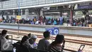 Ratusan pemudik menunggu kereta api di Stasiun Senen pada H+3 Lebaran, Jakarta, Senin (20/7/15). Para pemudik berencana pulang kampung pada H+3 karena tidak mendapatkan tiket sebelum Lebaran. (Liputan6.com/Herman Zakharia)
