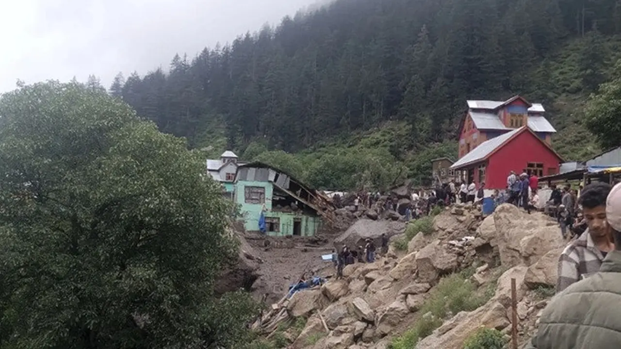 Bangunan-bangunan yang rusak akibat banjir bandang setelah hujan deras tampak di desa pegunungan terpencil di Chositi, wilayah Kashmir yang dikuasai India, Kamis (14/8/2025).