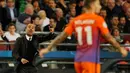Ekspresi pelatih Manchester City, Pep Guardiola saat memberikan instruksi kepada para pemainnya di pertadingan Barcelona melawan Machester City, Barcelona, Spanyol (19/10). City harus menelan kekalahan dengan skor telak 4-0. (Reuters/Albert Gea)
