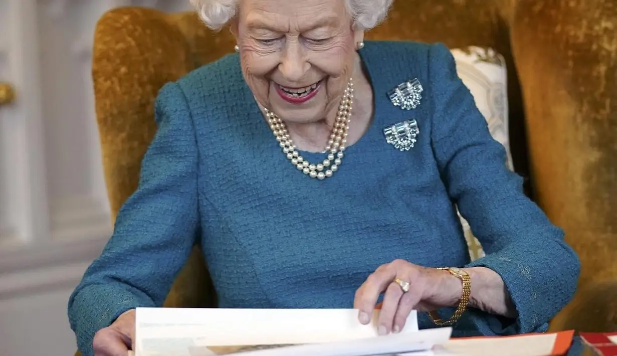 Kalung mutiara yang sederhana dan sentimental jadi favoritnya (Foto: Instagram @theroyalfamily)