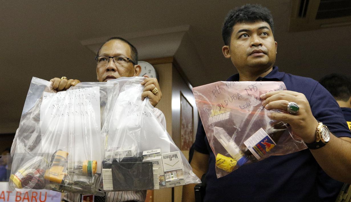 Petugas menunjukan barang bukti saat konferensi pers di Polda Metro Jaya, Jakarta, Kamis (29/10). Pria berinisial LWK yang merupakan staf IT ditetapkan sebagai pelaku ledakan di Mall Alam Sutera pada Rabu (28/10) kemarin. (Liputan6.com/Yoppy Renato)