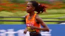 Brigid Kosgei dari Kenya berlari selama ajang London Marathon ke-40 kategori elit putri di London, Inggris, Minggu (4/10/2020). Juara bertahan Brigid Kosgei meraih kemenangan dalam dua jam 18,58 menit. (JOHN SIBLEY / POOL / AFP)