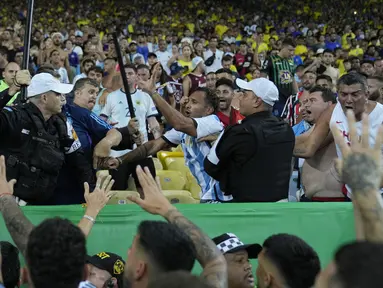 Kericuhan suporter Argentina dan petugas keamanan sebelum laga Kualifikasi Piala Dunia 2026 antara Brasil melawan Argentina di Stadion Maracana, Brasil, Rabu (22/11/2023) WIB. (AP Photo/Silvia Izquierdo)
