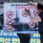Kapal induk bertenaga nuklir USS Ronald Reagan tiba di pelabuhan Busan, Korea Selatan pada hari Jumat (23/9/2022) menjelang latihan militer bersama. (AP Photo/Ahn Young-joon)