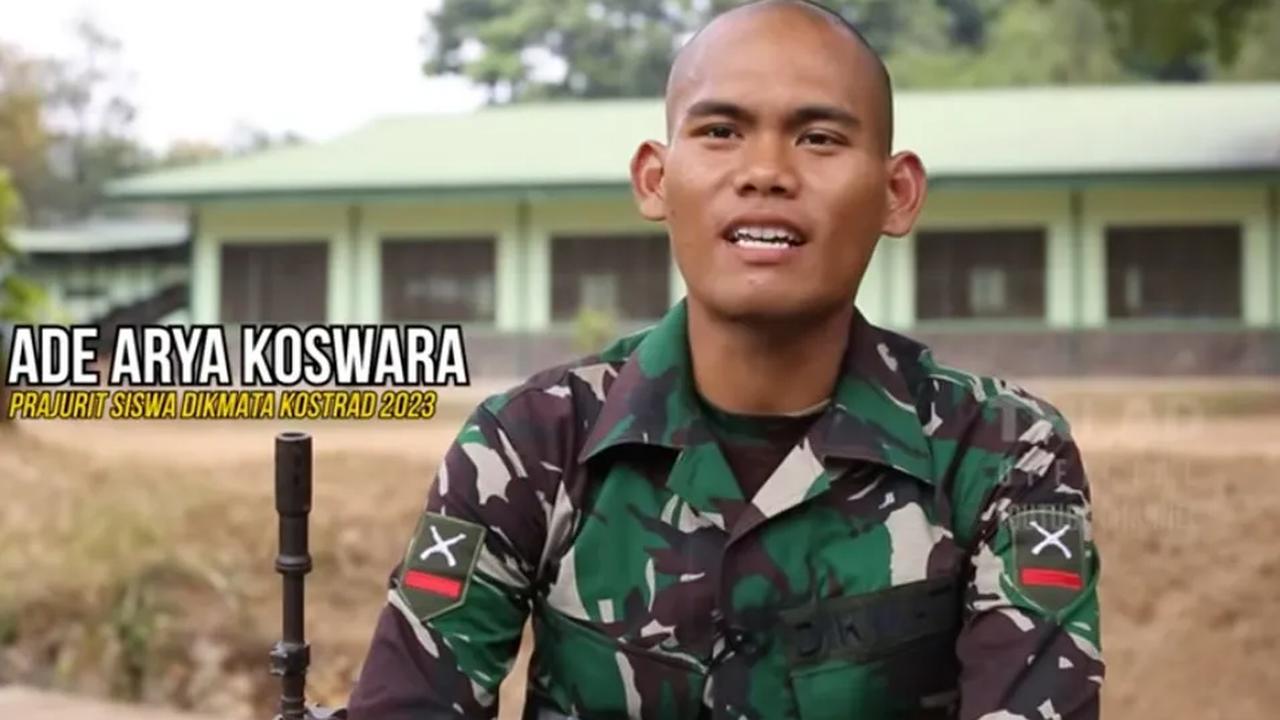 Ade bercerita sejak kecil bermimpi menjadi TNI. Sejak kecil Ade mengaku menyukai film dokumenter tentang tentara latihan atau batalyon background-background batalyon.<br>