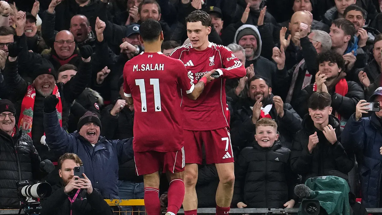 Mohamed Salah merayakan gol Florian Wirtz di laga Liverpool vs Newcastle di pekan ke-24 Liga Inggris 2025/2026 di Anfield, Minggu (01/02/2026) dini hari WIB.