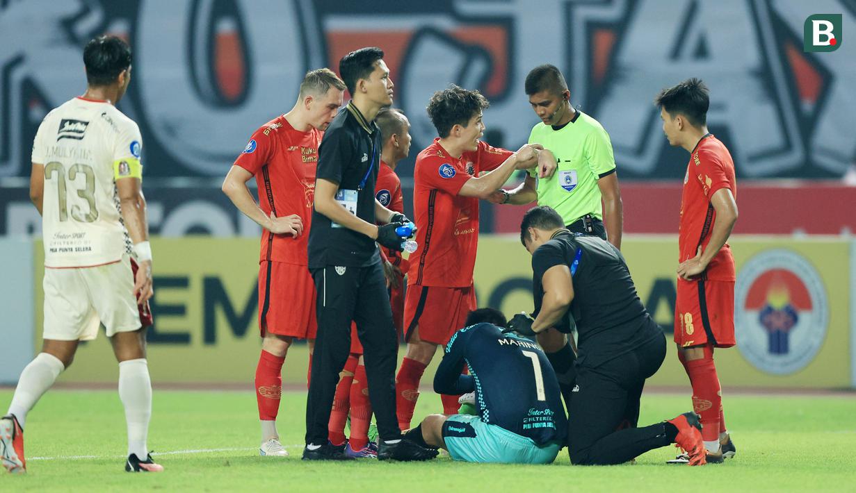 Pemain Persija Jakarta, Ryo Matsumura, melakukan protes kepada wasit saat melawan Bali United pada laga pekan ke-13 BRI Liga 1 2023/2024 di Stadion Patriot Candrabhaga, Bekasi, Minggu (24/9/2023). (Bola.com/M Iqbal Ichsan)