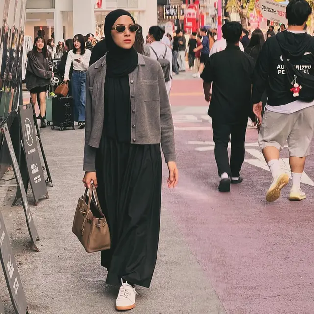 9 Inspirasi Gamis Nina Zatulini, Simpel dan Anggun untuk Muslimah Modis