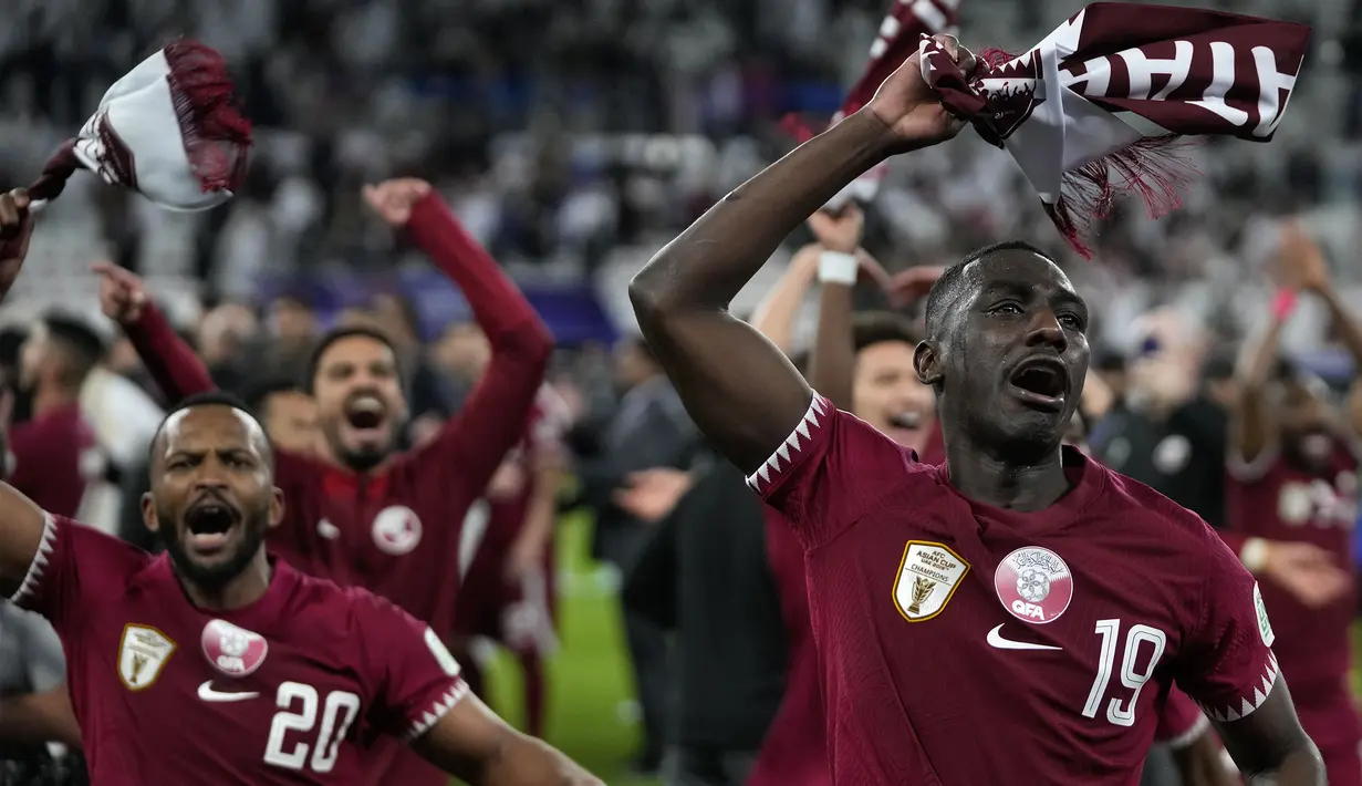 Pemain Qatar, Almoez Ali dan rekan-rekannya merayakan kemenangan atas Iran pada laga semifinal Piala Asia 2023 di Al Thumama Stadium, Doha, Qatar, Rabu (07/02/2024). (AP Photo/Thanassis Stavrakis)