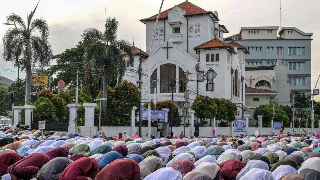 Ribuan jemaah gelar salat Idulfitri di jalanan depan gereja Jatinegara