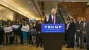 Calon presiden AS, Donald Trump (depan)  berpidato dengan didampingi  Ketua DPR RI Setya Novanto pada konferensi pers terkait pencalonan Trump di Trump Tower, Manhattan  di New York, Kamis (3/9/2015).  (REUTERS/Lucas Jackson)