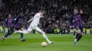 Pemain Real Madrid Federico Valverde mencoba melakukan tendangan ke gawang di depan pemain Barcelona Marcos Alonso pada pertandingan sepak bola leg pertama semifinal Copa del Rey di Stadion Santiago Bernabeu, Madrid, Spanyol, 2 Maret 2023. Barcelona sukses megalahkan Real Madrid dengan skor 1-0 berkat gol bunuh diri Eder Militao. (AP Photo/Bernat Armangue)