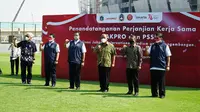 Gubernur DKI Jakarta Anies Baswedan (ketiga dari kiri) dan Sekjen PSSI Yunus Nusi (dua dari kanan) pada penandatanganan kerja sama penggunaan Jakarta Internasional Stadium, Selasa (17/8/2021). (Dok PSSI)