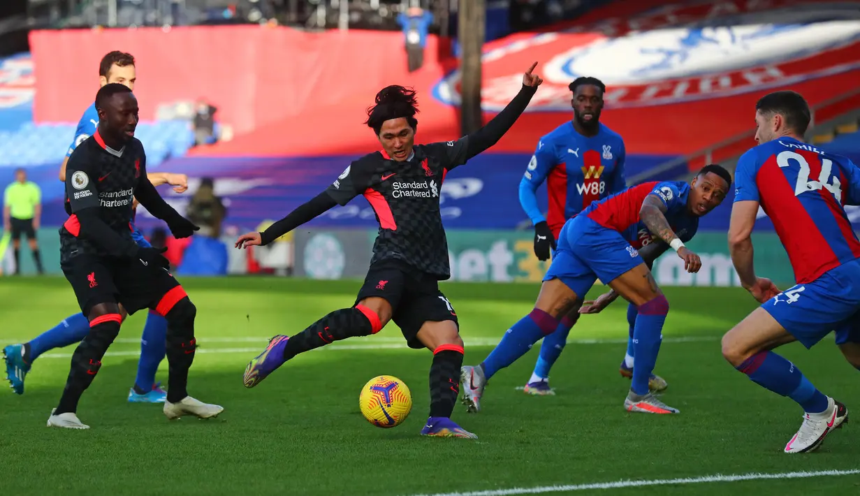 Gelandang Liverpool, Takumi Minamino, berusaha mencetak gol ke gawang  Crystal Palace pada laga lanjutan Liga Inggris di Selhurst Park Stadium, Sabtu (19/12/2020) malam WIB. Liverpool menang 7-0 atas Crystal Palace. (AFP/Clive Rose/pool)