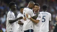 Liga Inggris musim 2022/2023 baru saja dibuka dan Arsenal kembali bermain di laga pembuka dari seluruh laga di pekan pertama. Tercatat, dalam 5 musim terakhir the Gunners 3 kali bermain di laga pembuka Liga Inggris, termasuk musim 2022/2023. Gabriel Martinelli pun dinobatkan sebagai pencetak gol pembuka di Liga Inggris musim ini dalam kemenangan 2-0 atas tuan rumah Crystal Palace. Mau tahu siapa saja pencetak gol pertama di laga pembuka Liga Inggris dalam 5 musim terakhir? Berikut daftar lengkapnya. (PA via AP/Adam Davy)