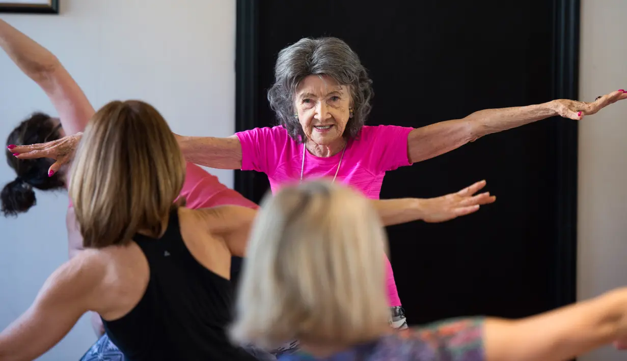 Tao Porchon-Lynch saat memberi pelatihan di Hartsdale, New York, AS, (16/1). Porchon-Lynch yang kini menginjak usia 98 tahun telah ditetapkan sebagai instruktur yoga tertua di dunia. (AFP Photo/Don Emmert) 