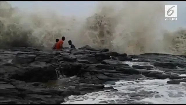 VIDEO: Detik-Detik Turis Tersapu Ombak di India