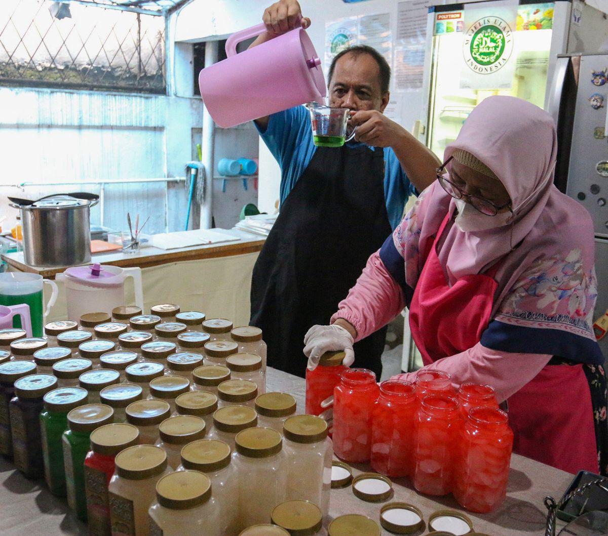 Eny bersama sang suami membuat olahan kolang-kaling di industri rumahan Kolkal Griya  miliknya di Cimanggis, Depok, Jawa Barat, Rabu (13/3/2024).&nbsp;Dalam sehari, Kolkal Griya menghabiskan 60-100 kilogram kolang-kaling untuk diolah menjadi 9 varian rasa