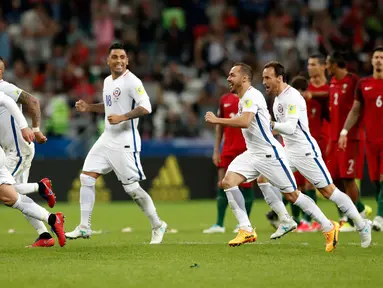 Para pemain Chile merayakan kemenangan setelah mengalahkan Portugal pada semifinal Piala Konfederasi 2017 di Arena Kazan, Rusia, (28/6). Chile mengalahkan Portugal 3-0 lewat adu penalti. (AP Photo / Pavel Golovkin)