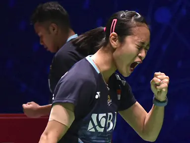 Pebulu tangkis ganda campuran Indonesia, Rehan Naufal Kusharjanto/Lisa Ayu Kusumawati melakukan selebrasi setelah mencetak poin ke arah Zheng Si Wei/Huang Ya Qiong pada laga semifinal All England 2023 di Utilita Arena, Birmingham, Inggris, 18 Maret 2023. Rehan/Lisa harus tunduk di tangan Zheng/Huang dengan skor 17-21, 21-13, dan 13-21. Meskipun begitu, mereka berhasil naik satu tingkat dan menghuni peringkat ke-14 dunia. (AP Photo/Rui Vieira)