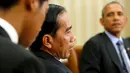 Presiden RI Jokowi memberi pernyataan melalui penenrjemah usai bertemu Presiden AS Barack Obama di Gedung Putih, Washington, Senin (26/10). Jokowi memotong masa lawatannya ke AS karena semakin memburuknya bencana asap di Indonesia (REUTERS/Jonathan Ernst)