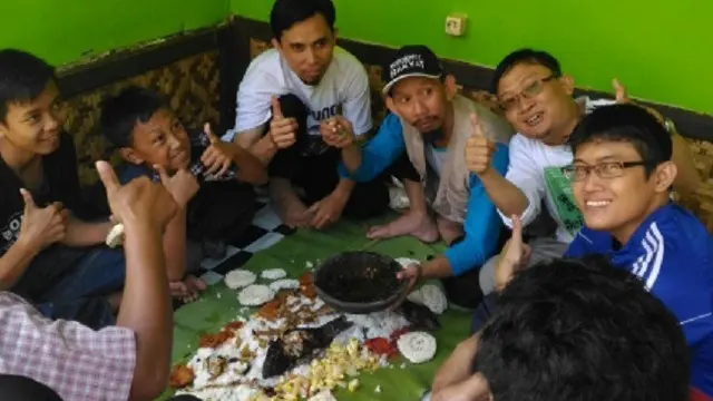Oki Priyadi (berbaju biru) saat berkumpul bersama teman-teman anggota Karang Taruna (Sumber: Menpan.go.id)
