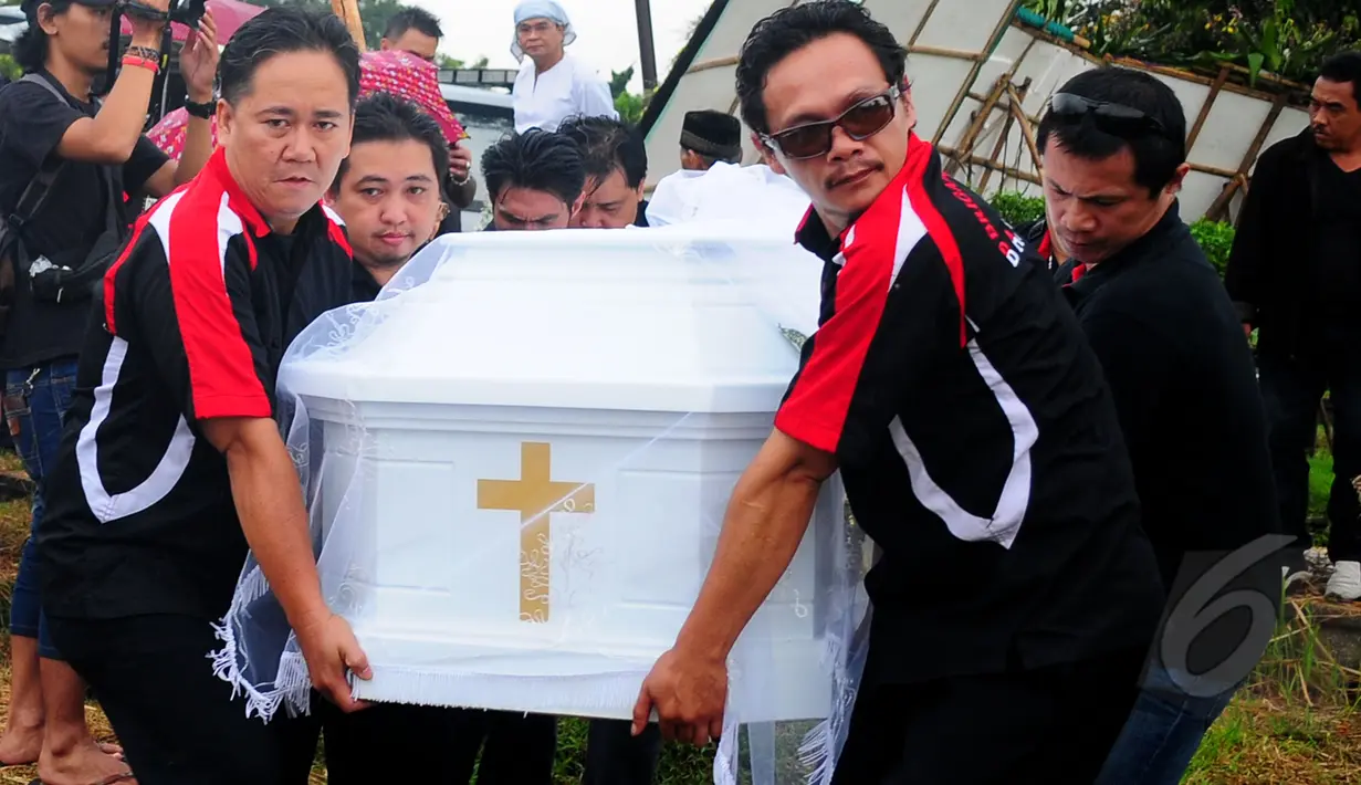 Peti yang berisi jenazah Frans Tumbuan tiba di TPU Tanah Kusir, Kebayoran Lama, Jakarta, Rabu (25/3/2015). (Liputan6.com/Yoppy Renato)