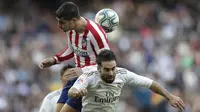 Penyerang Atletico Madrid, Alvaro Morata berebut bola dengan bek Real Madrid, Dani Carvajal pada pertandingan lanjutan La Liga Spanyol di stadion Santiago Bernabeu di Madrid, Sabtu, (1/2/2020). Real Madrid menang tipis 1-0 atas Atletico Madrid. (AP Photo/Bernat Armangue)