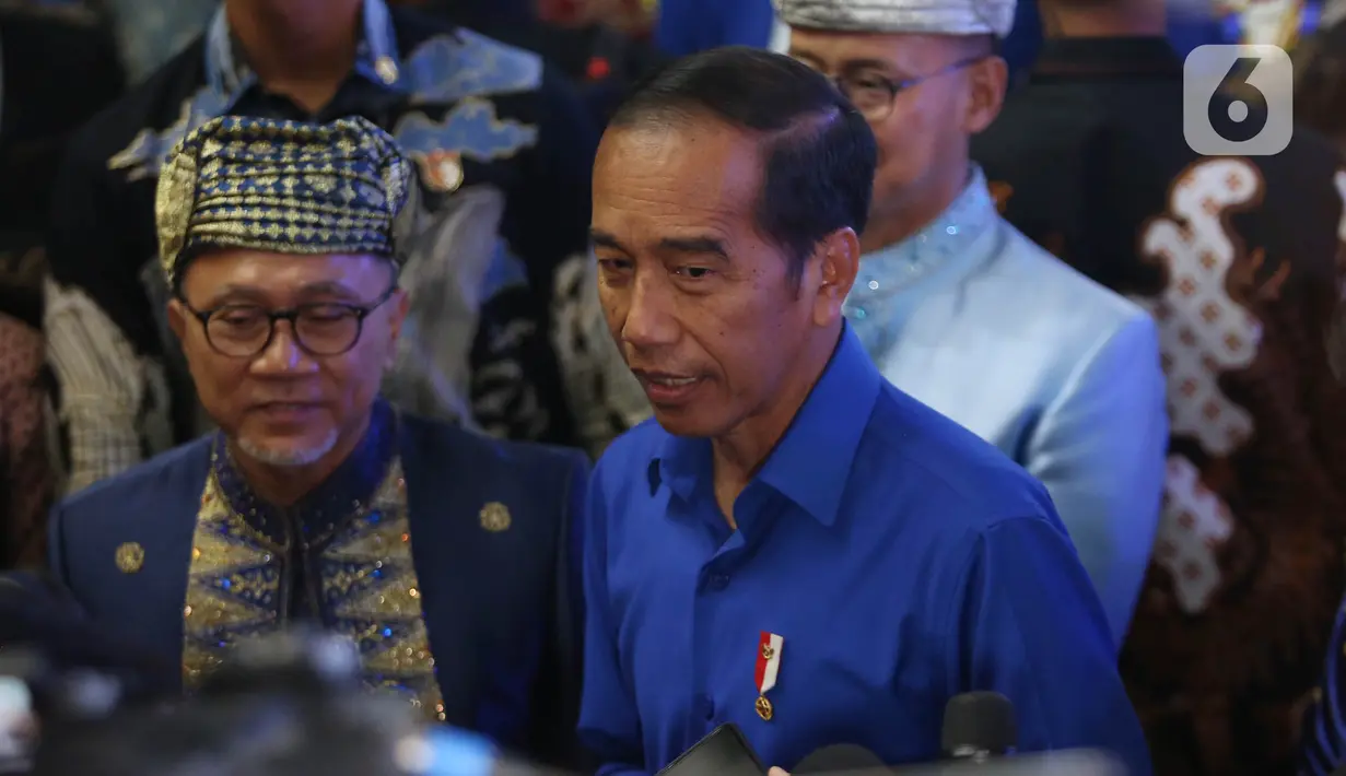 Kedatangan Presiden Joko Widodo disambut langsung Ketua Umum PAN, Zulkifli Hasan. (Liputan6.com/Angga Yuniar)