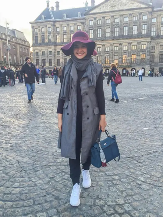 Kunjungan Zaskia Sungkar ke London kali ini tak hanya sekedar liburan, ia memamerkan karyanya di ajang Fashion Show London Collection. (via instagram/@zaskiasungkar15)