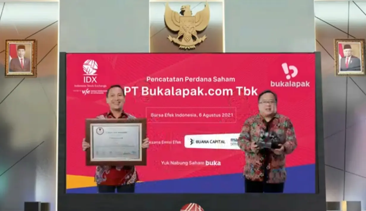Tangkapan layar menampilkan Komisaris Utama PT. Bukalapak.com Tbk, Bambang Brodjonegorobersama Direktur Utama PT. Bukalapak.com Tbk, M Rachmat Kaimuddin saat pencatatan perdana saham BUKA secara virtual, Jakarta, Jumat (6/8/2021). (Liputan6.com)