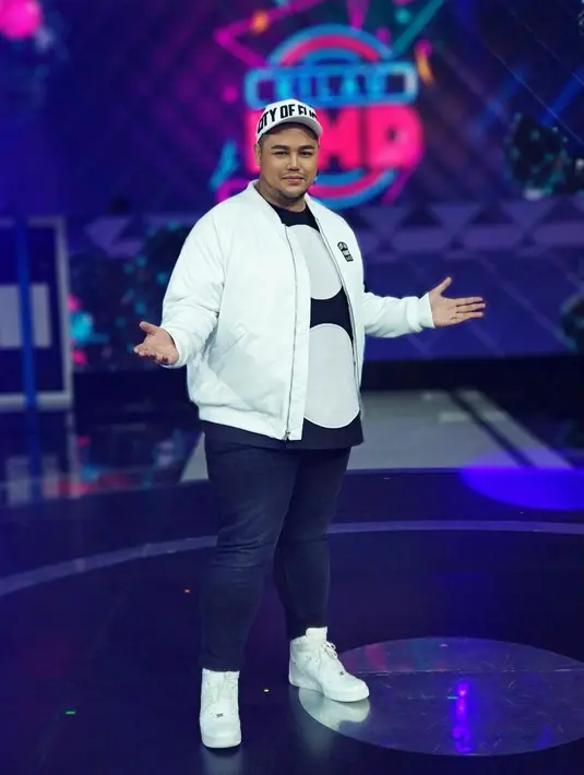 Beberapa waktu lalu, Ivan Gunawan juga sempat membuat heboh warganet. Saat itu, ia mengungkapkan akan segera melamar janda satu anak tersebut. (Instagram/ivan_gunawan)