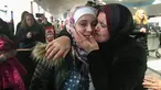 Pengungsi asal Suriah Baraa Haj Khalaf, disambut oleh ibunya Fattuom Bakir saat tiba di bandara Internasional O'Hare, AS, Rabu (7/2). Baraa dan keluarganya harus menjalani introgasi panjang agar bisa melewati otoritas bandara. (AFP Photo/ Scott Olson)