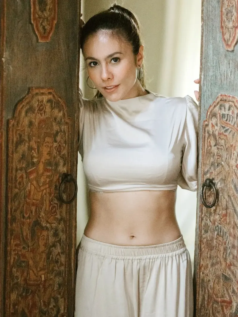 Pesona Awet Muda Wulan Guritno dengan Crop Top, Pamer Body Goals di Usia 40an