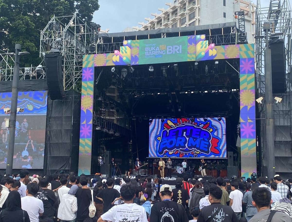 Foto Keseruan KLBB BRI Festival 2025: Makin Malam Makin Energik Nikmati Konser Musik