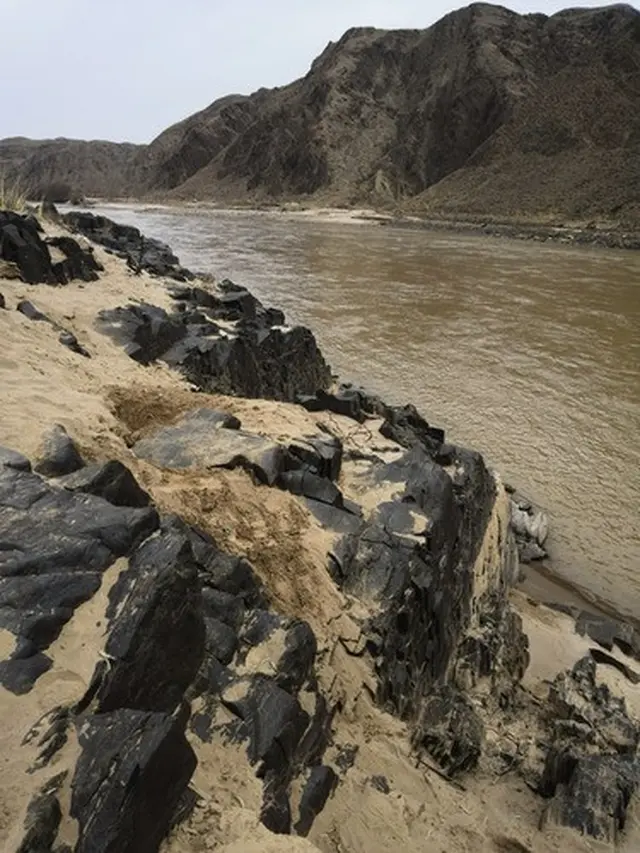 Lereng gunung di tepi utara Sungai Kuning, Kota Zhongwei, Daerah Otonom Etnis Hui Ningxia, China barat laut, yang menjadi lokasi ditemukannya 30 lukisan batu yang menampilkan gambar wajah manusia pada 30 November 2019. (Xinhua/Zhou Xinghua)