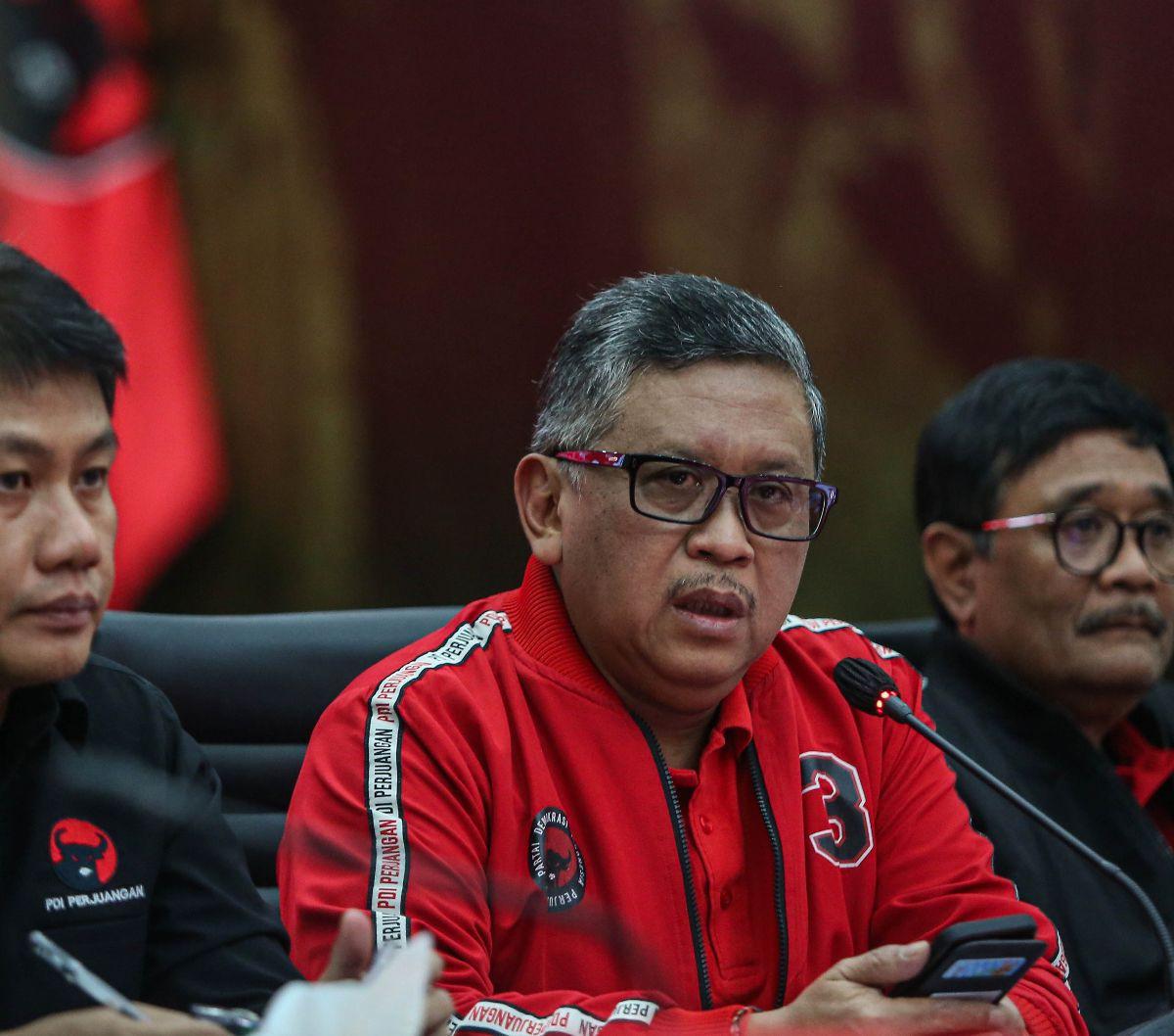 Sekjen Partai Demokrasi Indonesia Perjuangan (PDIP) Hasto Kristiyanto bersama jajaran partai saat konferensi pers persiapan Rakernas V PDIP di Kantor DPP PDIP, Jakarta, Rabu (22/5/2024). Dalam momen tersebut Hasto mengungkapkan alasan Presiden Joko Widodo
