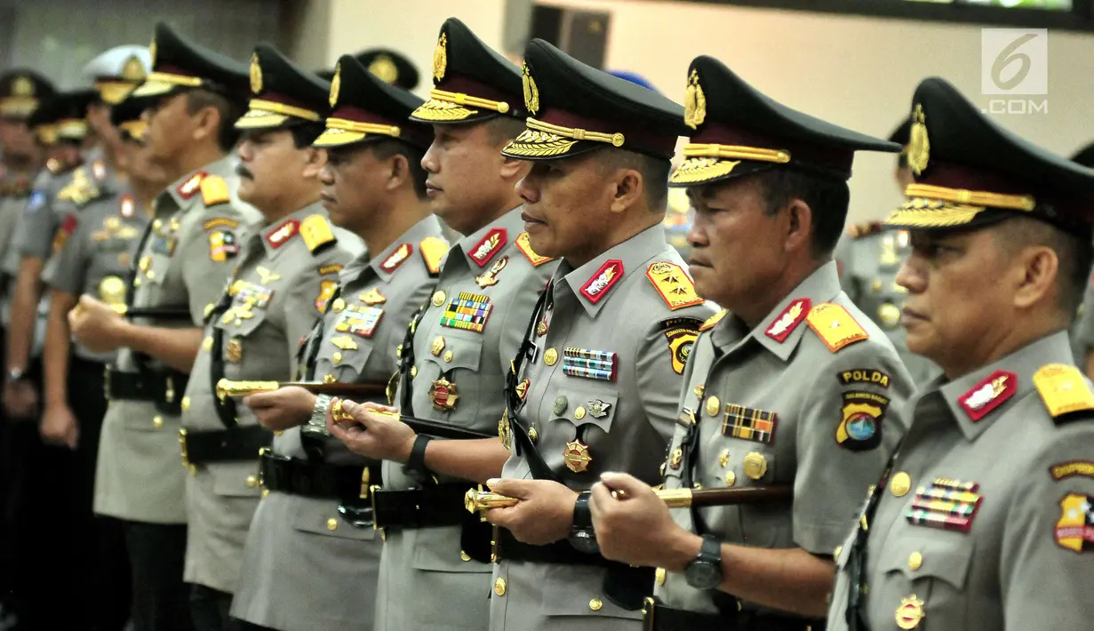Perwira tinggi Polri mengikuti upacara pelantikan dan serah terima Jabatan di Gedung Rupatama Mabes Polri, Jakarta, Selasa (5/9). Polri menggelar upacara sertijab lima kapolda dan kenaikan pangkat 11 orang Pejabat Tinggi Polri. (Liputan6.com/Helmi Afandi)