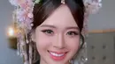 Penampilan unreal Yuvi kemudian dilengkapi dengan headpiece bunga dari @peurle.id. [@cindyyuvia].