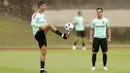 Aksi Cristiano Ronaldo menahan bola pada sesi latihan di Centre National de Rugby, Marcoussis, Prancis. (28/6/16). (REUTERS/John Sibley)